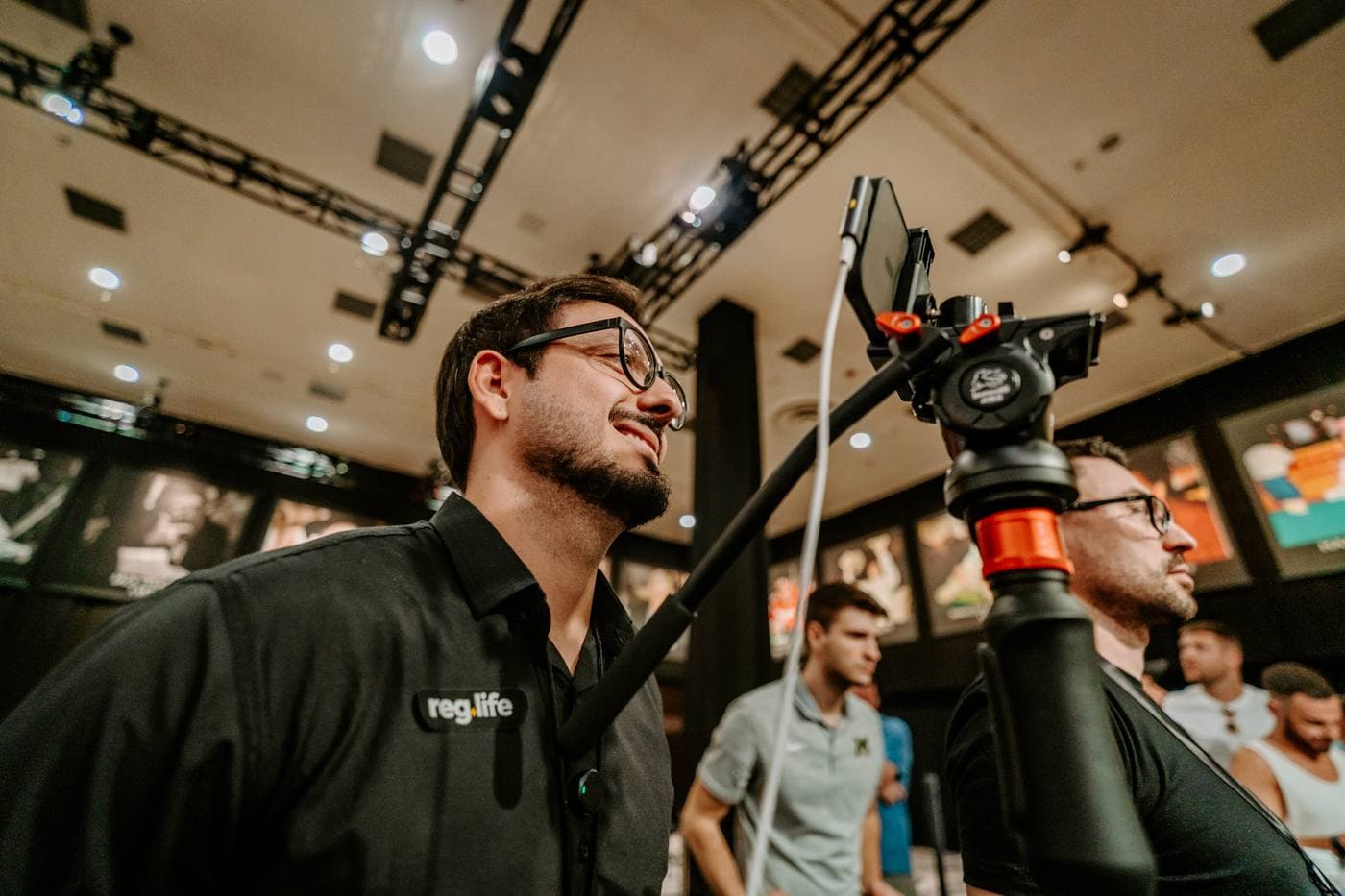 Gabriel Capellari operando câmera durante cobertura ao vivo de torneio de poker
