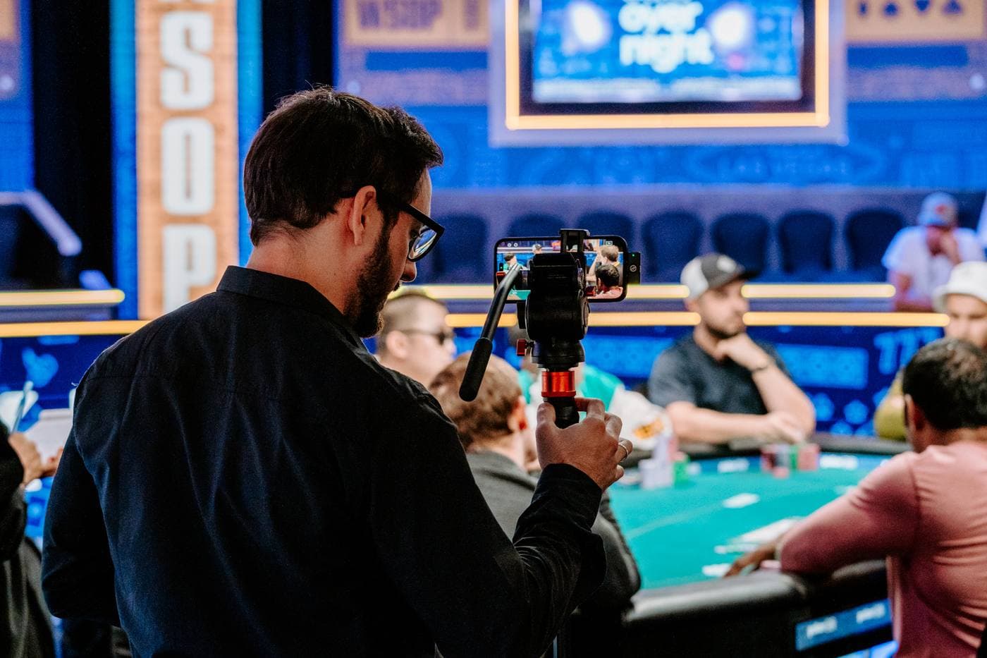 Gabriel Capellari filmando mesa final durante torneio de poker