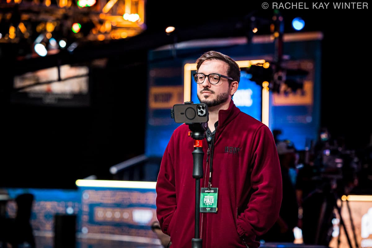 Gabriel Capellari trabalhando com produção de vídeo na WSOP Las Vegas em 2025