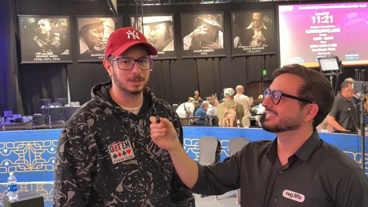 Gabriel Capellari realizando uma entrevista na WSOP Las Vegas em 2025