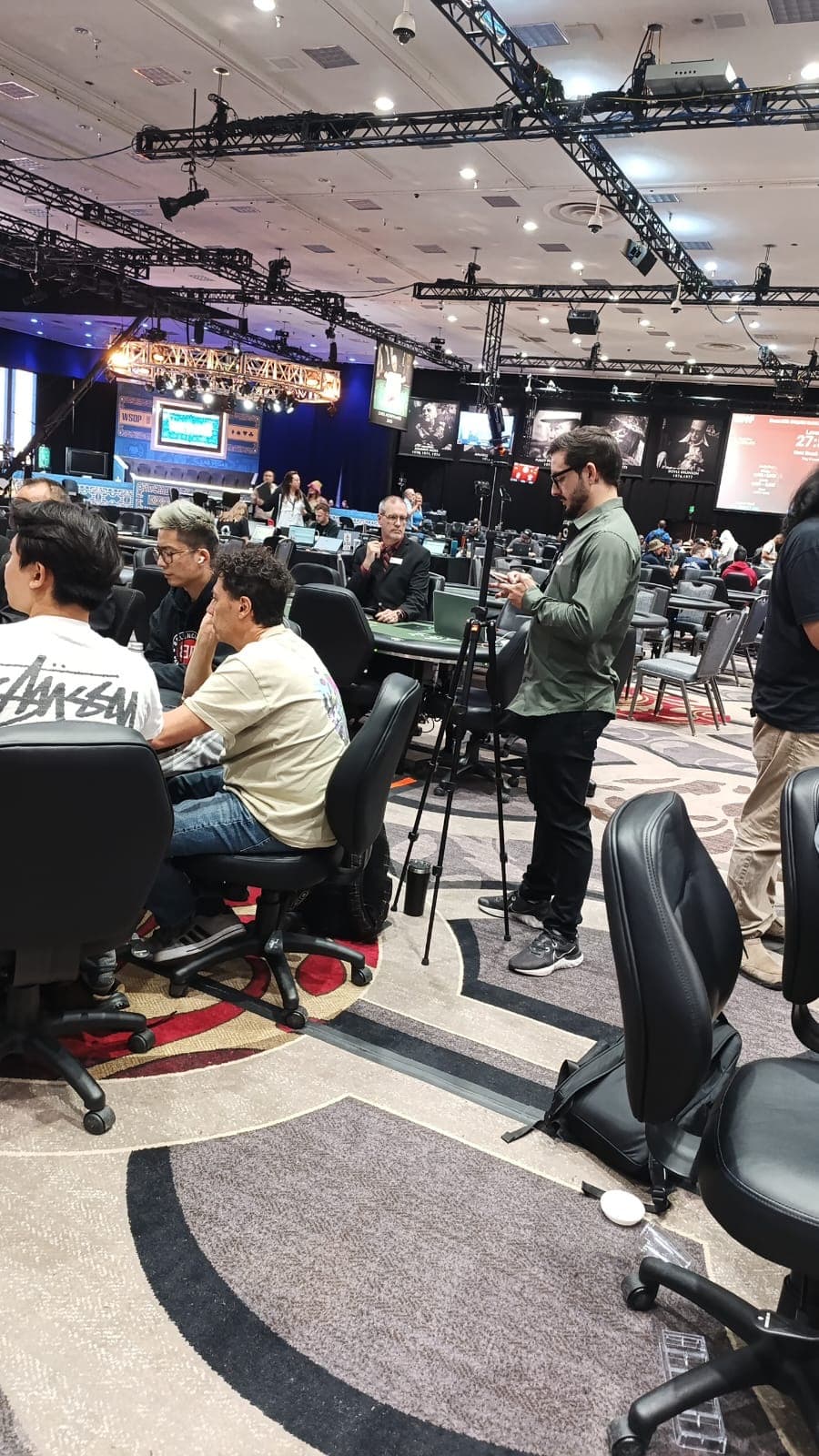 Gabriel Capellari trabalhando no salão da WSOP Las Vegas em 2025